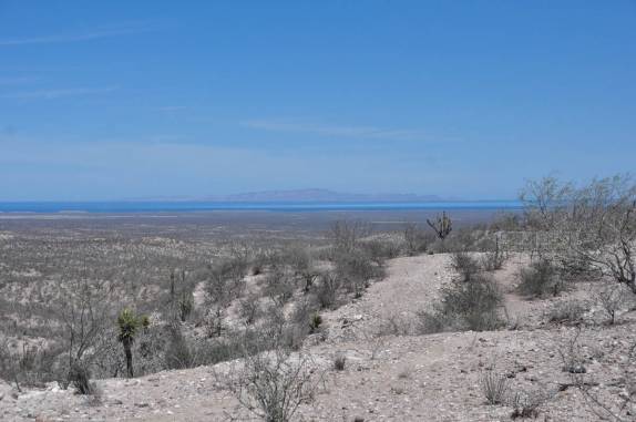 Paisagem desértica com o Mar de Cortez ao fundo, na saída de La Paz, no sul da Baja California, no México